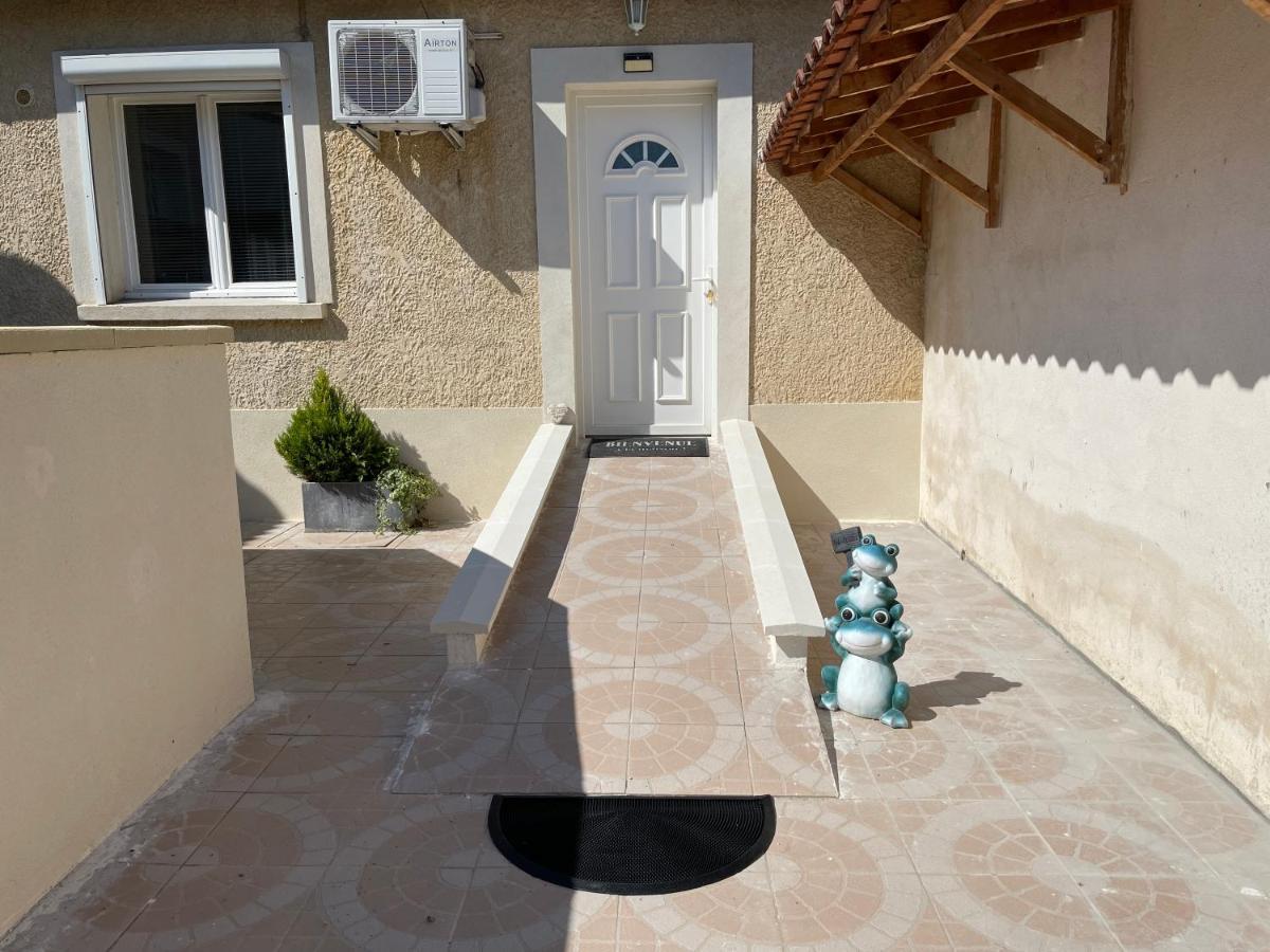 Studio Les Petits Lutins Entraigues-sur-la-Sorgue Exterior photo